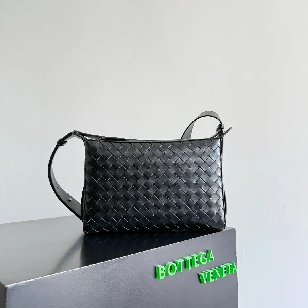 Batch 1920 🎁BOTTEGA VENETA new woven Tribeca handbag Double zipper design + super clear inner layering, sufficient capacity without clutter; small items can be stored in an orderly manner for daily commuting and short trips 🗂 Equipped with a comfortable wide shoulder strap, it can be worn on the shoulder, crossbody, or in the hand, and the carrying method is super flexible. Style number: 836016 Size: 30.5*20*9cm Color: black